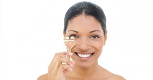 How to use an eyelash curler