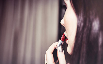 How to wear dark lipstick