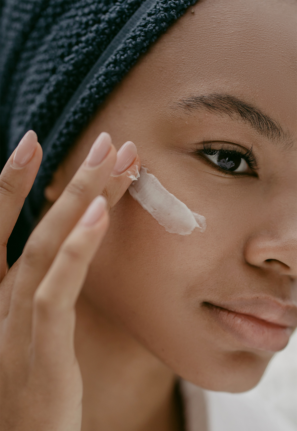 woman applying skin hydration