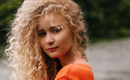 Top tips to minimise frizz as we head into the warmer months