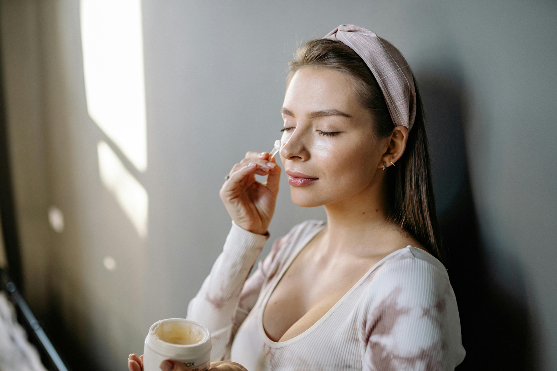 Editor-approved: These are the beauty products we recommend this winter 1 woman applying winter beauty products