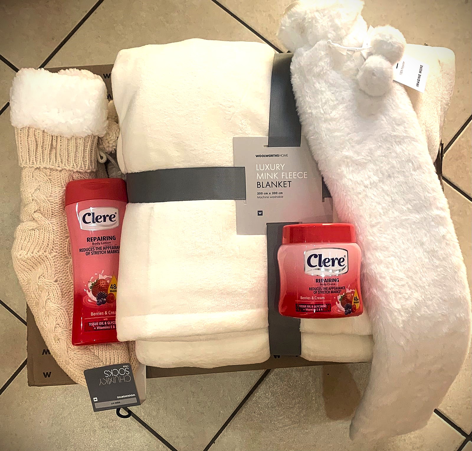 clere winter hamper with various products and winter blankets