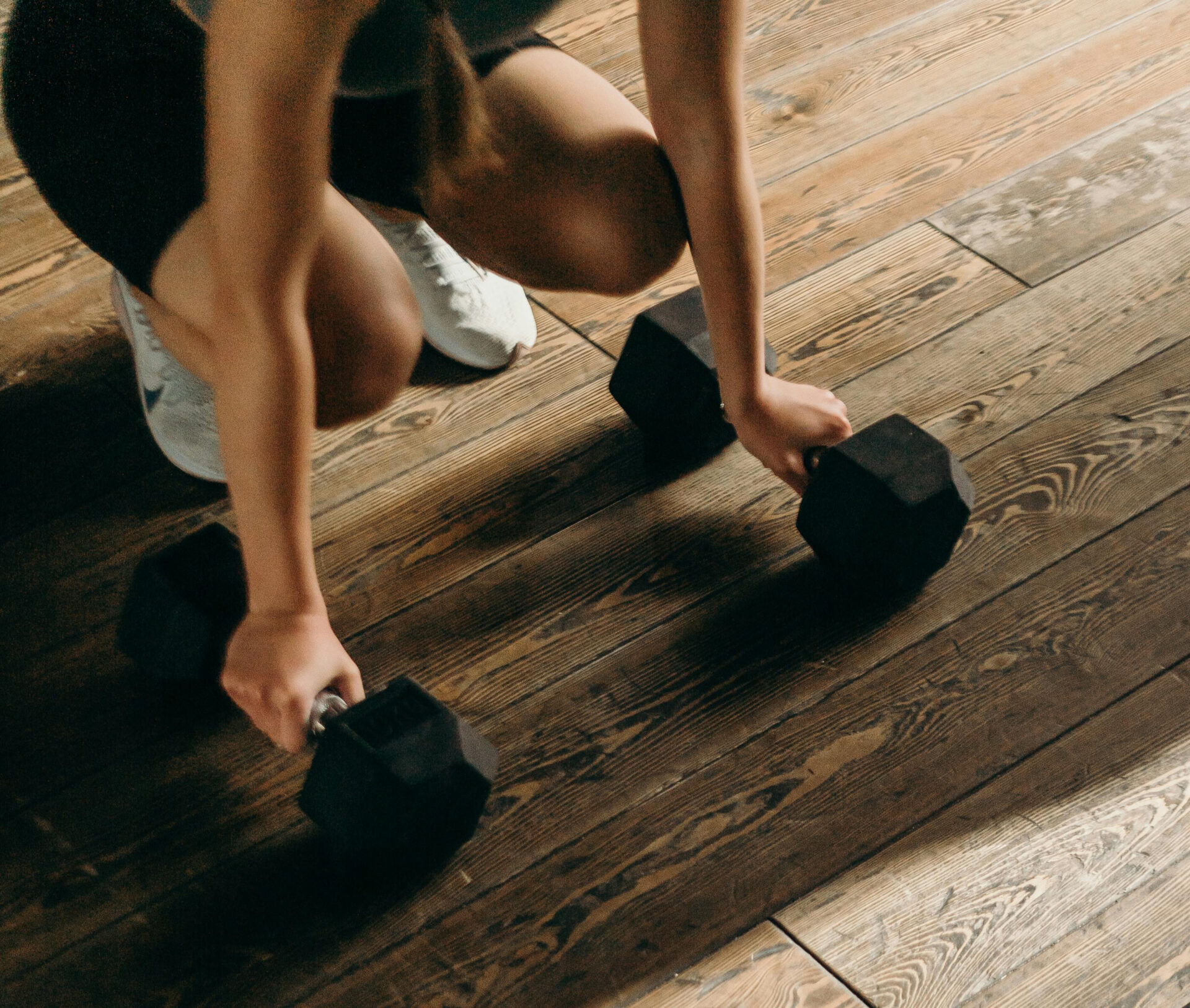 woman lifting weights while using electrolytes